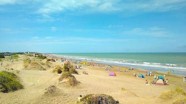 Cómo Mar del Plata, pero sin bullicio: la playa oculta a media hora de La Feliz que cautiva a los turistas con su tranquilidad