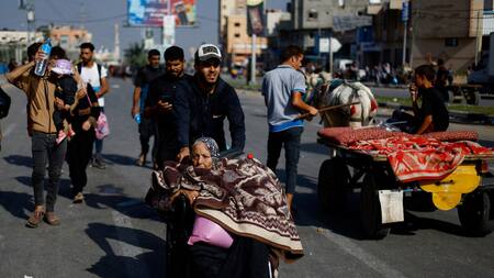 Evacuación de palestinos de Gaza tras los ataques de Israel. Foto: REUTERS.