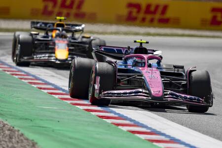 Franco Colapinto seguido de cerca por Yuki Tsunoda en el GP de España. Foto: EFE (Siu Wu)