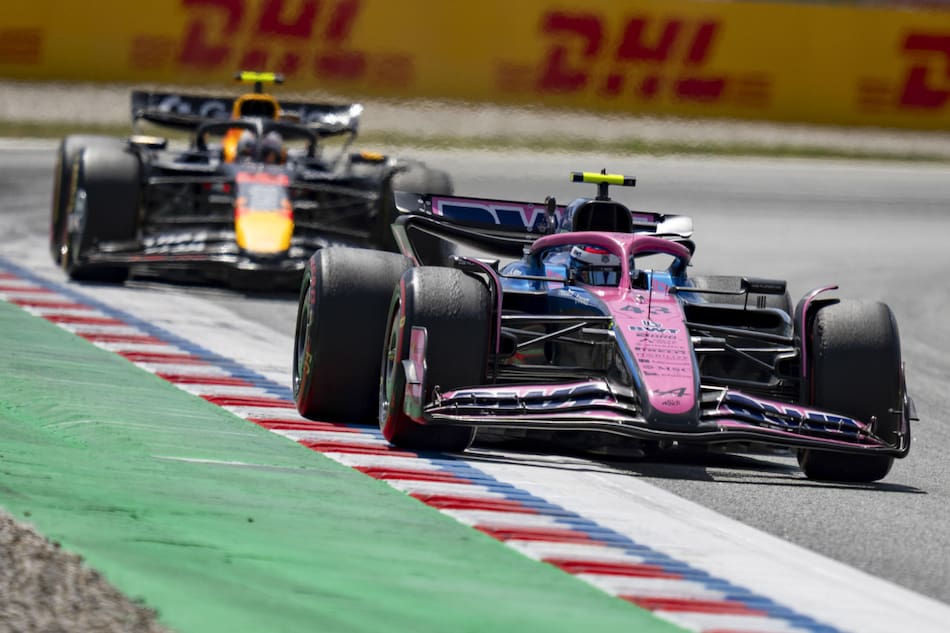 Franco Colapinto seguido de cerca por Yuki Tsunoda en el GP de España. Foto: EFE (Siu Wu)
