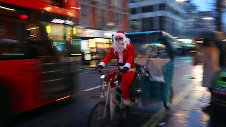 FOTOS de la Navidad en el mundo: los Papá Noel más extraños - Londres