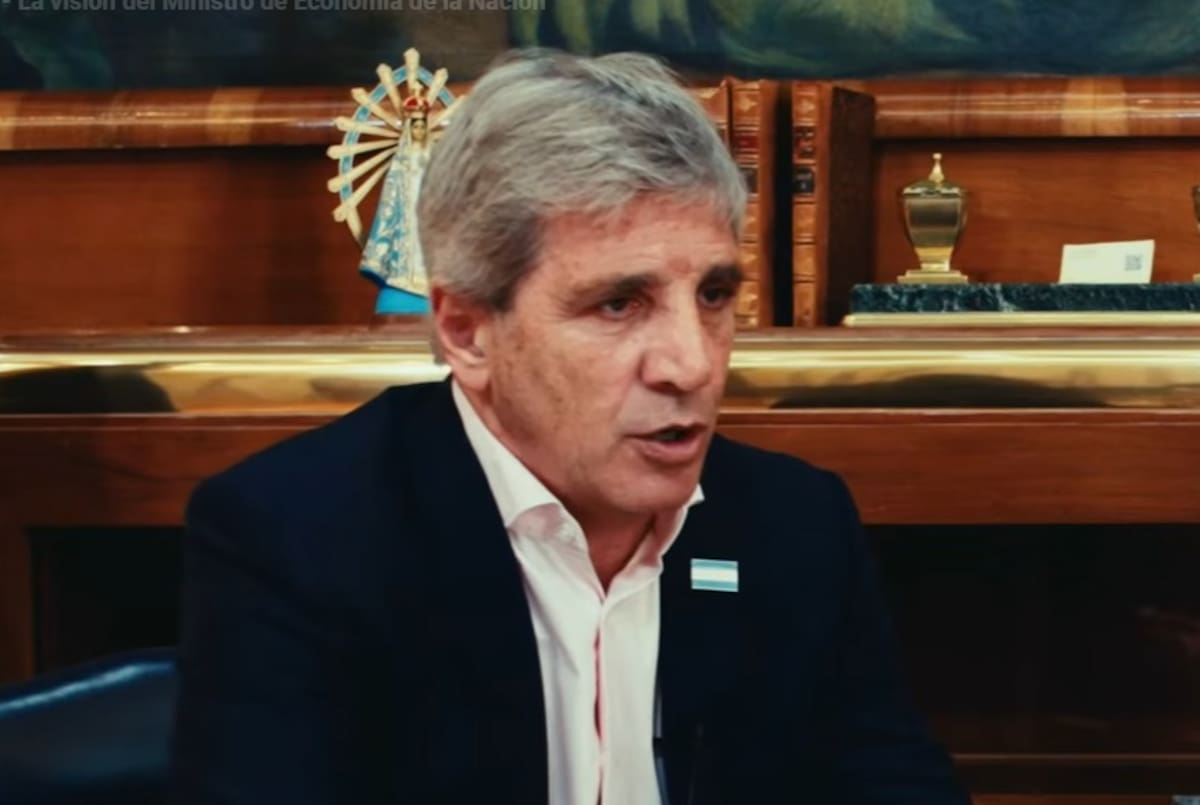 Luis Caputo, ministro de Economía, en el coloquio de IDEA