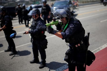 La violencia se apoderó de las calles de Los Ángeles, California. Foto: Reuters (Daniel Cole)