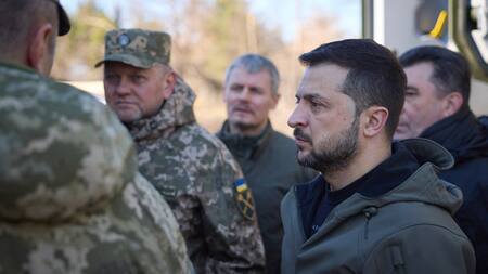 Volodímir Zelenski junto a Valeri Zaluzhni, comandante en jefe de las Fuerzas Armadas de Ucrania. Foto Reuters.