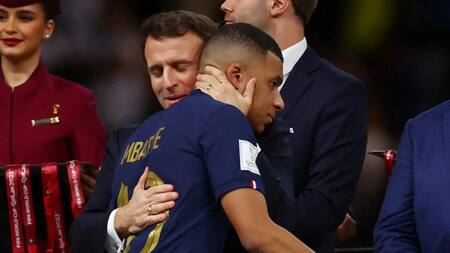 Kylian Mbappé y Emmanuel Macron, fútbol francés. Foto: Reuters