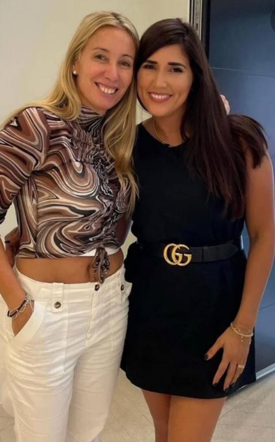 Verónica Miele junto a la esposa del Dibu Martínez. Foto: Twitter/adrianmagnoli