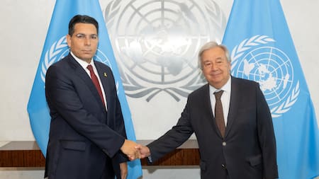 El saludo entre Danny Danon y António Guterres. Foto: EFE.