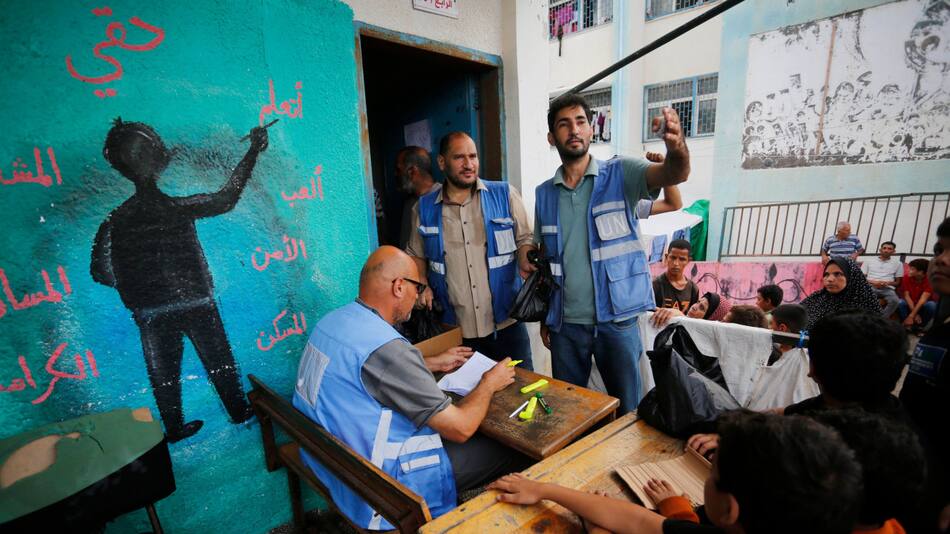 Agentes de la ONU trabajando con refugiados palestinos. Foto: X @UNRWA.