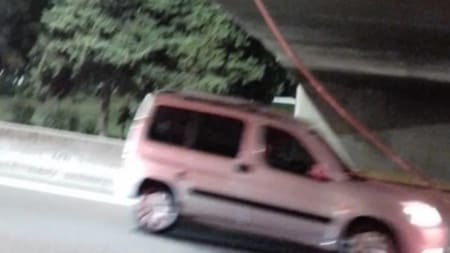 Un fierro se desprendió de un puente en Autopista Riccheri. Foto: NA.