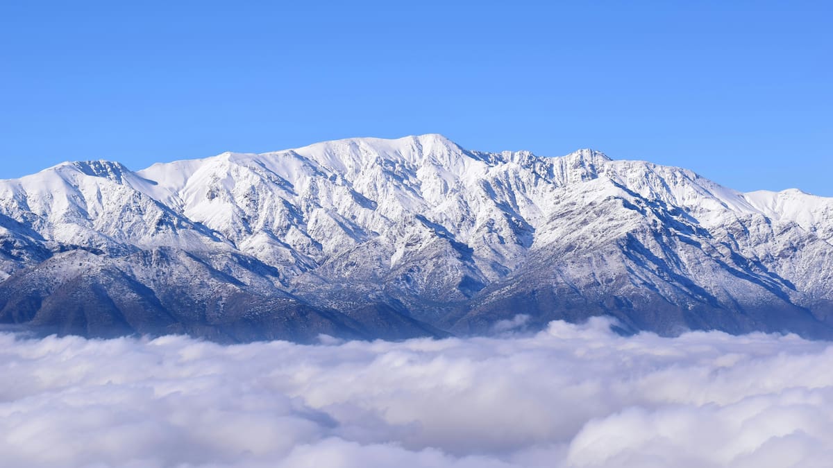 Un espectáculo natural único en la Cordillera de los Andes: el hipnótico video donde las montañas bloquean el paso de las nubes