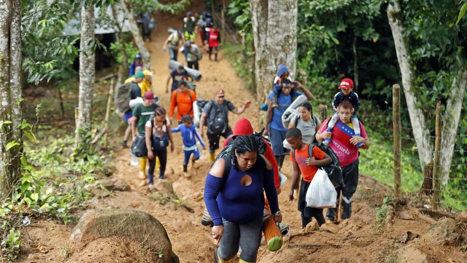 Migrantes cruzando la frontera en el Darién. Foto: EFE