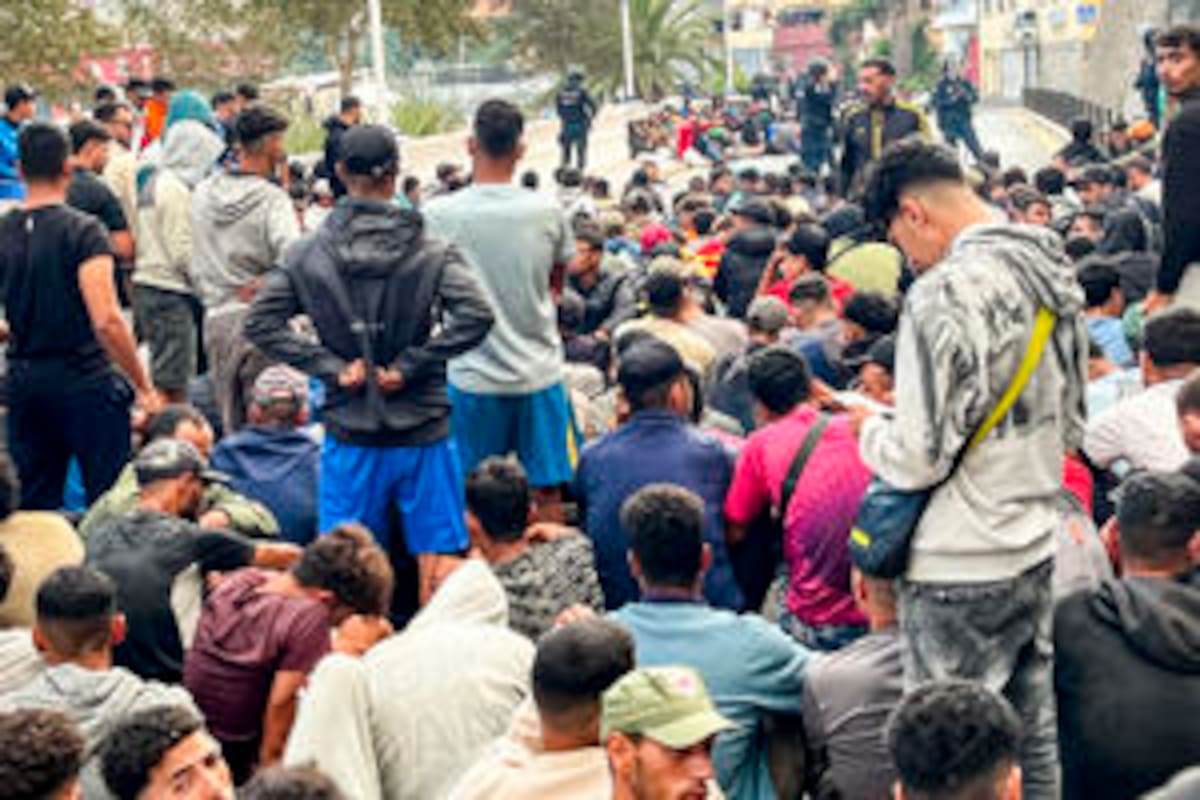 Traslado de inmigrantes al puerto en Ceuta.