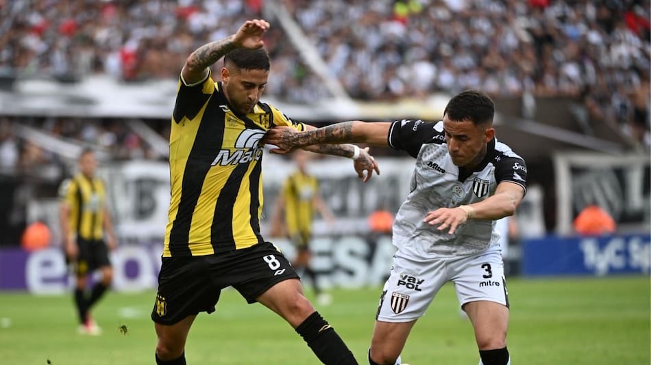 Deportivo Madryn vs Gimnasia de Mendoza.