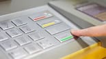No desesperes: este es el botón que hay que presionar si se te queda retenida la tarjeta en un cajero automático
