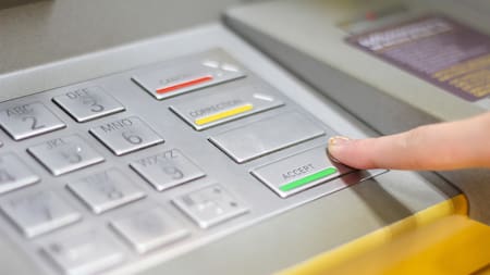 No desesperes: este es el botón que hay que presionar si se te queda retenida la tarjeta en un cajero automático