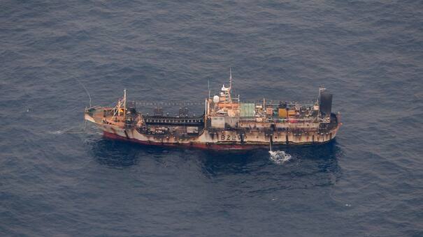Crece la presencia de barcos chinos en Sudamérica: preocupación por el avance de su amplia flota pesquera