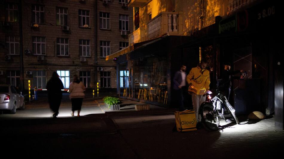 Cortes parciales de luces en Ucrania producto de ataques rusos. Foto: Reuters.