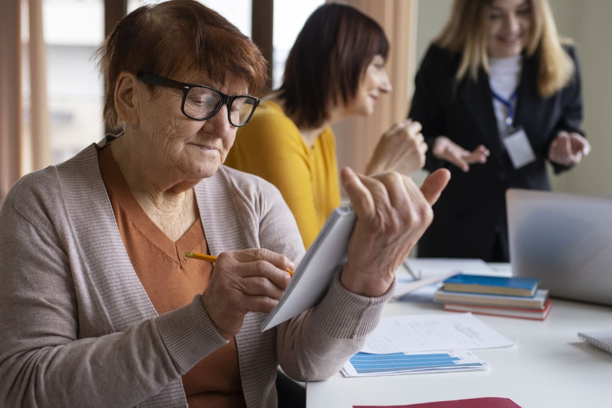Cursos, UPAMI, PAMI, adultos mayores. Foto Freepik
