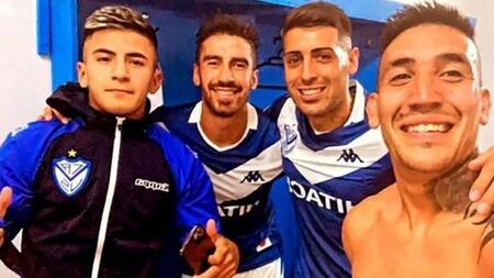Thiago Almada y Miguel Brizuela, junto a Ricardo Centurión y Juan Lucero