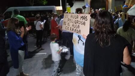 Cacerolazo y bocinazo frente a la Quinta de Olivos por medidas ante segunda ola