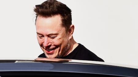 Elon Musk visitó una fábrica de Tesla en Alemania. Foto: EFE.