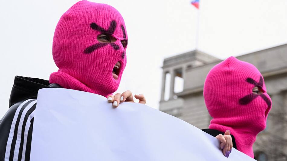 Las Pussy Riot protestando por la muerte de Navalny en Berlín. Foto: Reuters.