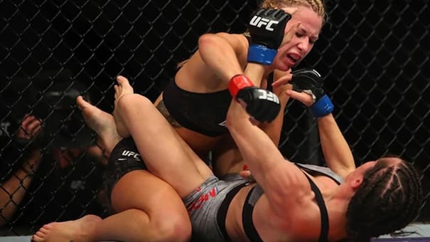 ¡Qué momento! Luchadora de UFC queda con parte de su cuerpo al desnudo