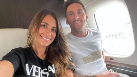 Antonela Roccuzzo junto a Lio Messi en su avión