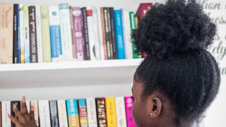 Niños leyendo, libros. Foto: Unsplash.