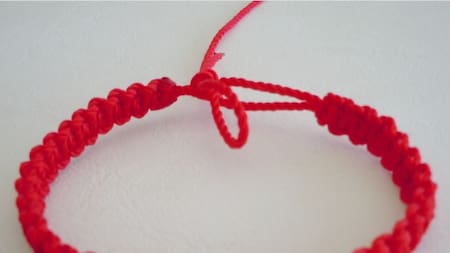 Pulsera roja contra la envidia. Foto: Unsplash.