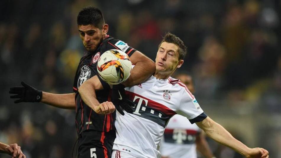 Robert Lewandowski y Carlos Zambrano. Foto: NA.