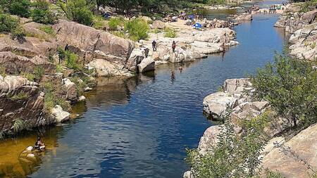 Pequeñas cascadas, playas de arena blanca y hoyas naturales en un hermoso valle ubicado a dos horas de Córdoba