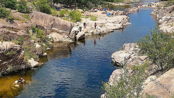 Pequeñas cascadas, playas de arena blanca y hoyas naturales en un hermoso valle ubicado a dos horas de Córdoba