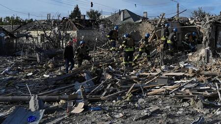Escombros de Zaporizhzhia tras el ataque ruso. Foto: Reuters.
