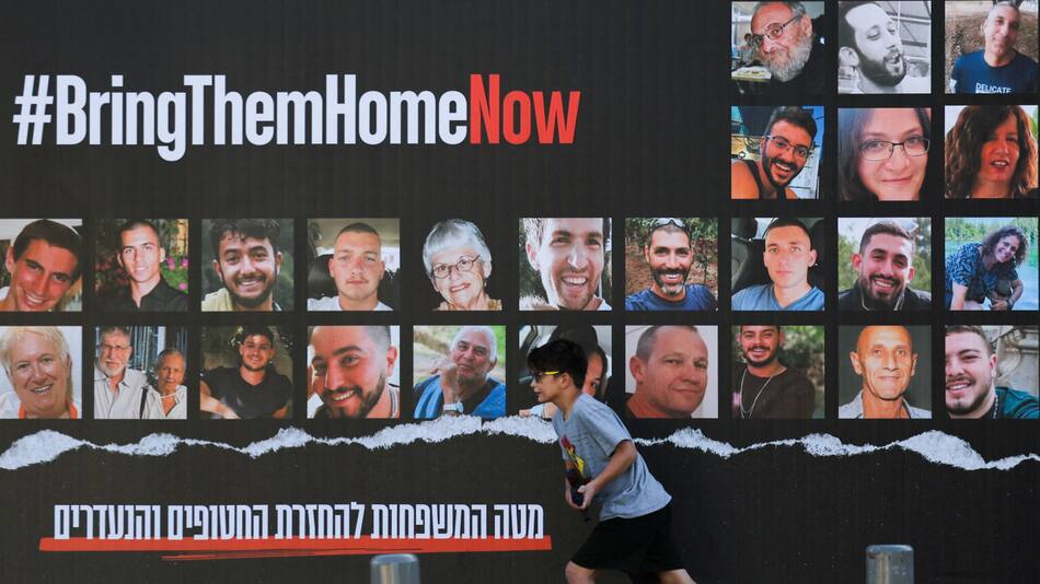 Mural de israelíes secuestrados por Hamás. Foto: Reuters.