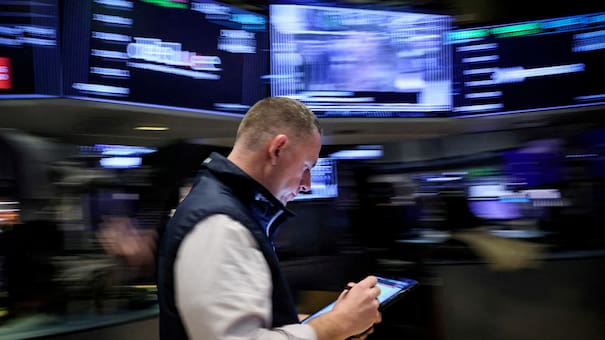 Mercados en rojo:  en medio de la incertidumbre cambiaria, los bonos y las acciones argentinas vuelven a caer en Wall Street