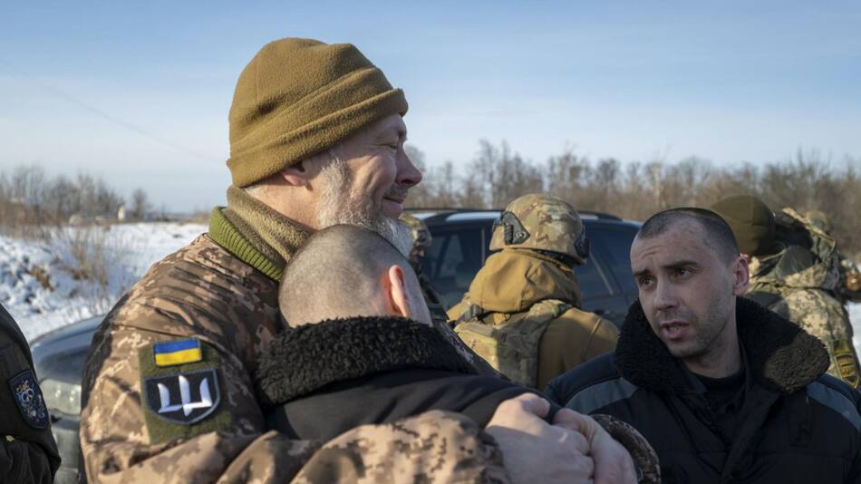 Prisioneros ucranianos fueron liberados por Rusia en un intercambio. Foto: EFE.