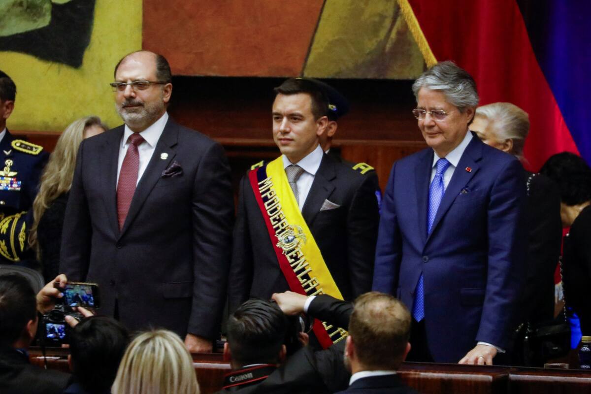 El ex Presidente de Ecuador Guillermo Lasso y el presidente Daniel Noboa asisten a la ceremonia de juramento de Noboa en la Asamblea Nacional, en Quito, Ecuador. Reuters.