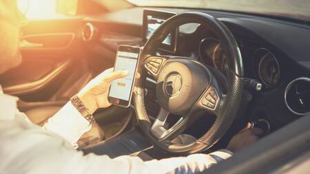 Uno de cada cuatro jóvenes mencionó que utiliza su celular mientras maneja. Foto: Unsplash.