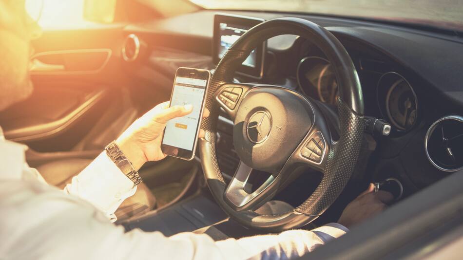 Uno de cada cuatro jóvenes mencionó que utiliza su celular mientras maneja. Foto: Unsplash.