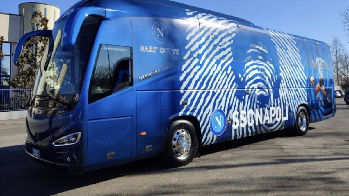 Micro del Napoli ploteado con Diego Maradona