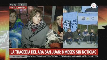 Familiares de tripulantes del ARA San Juan encadenados en Plaza de Mayo (Canal 26)