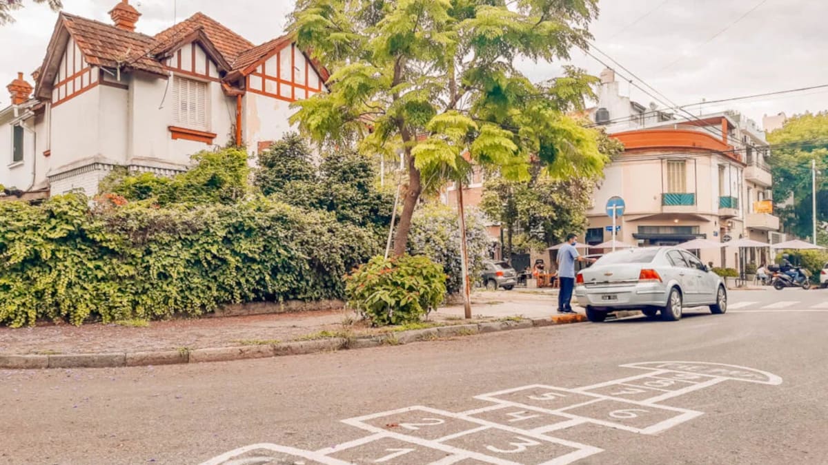 El barrio secreto de Buenos Aires donde vivió Julio Cortázar: casitas inglesas, gatos guardianes y un encanto único