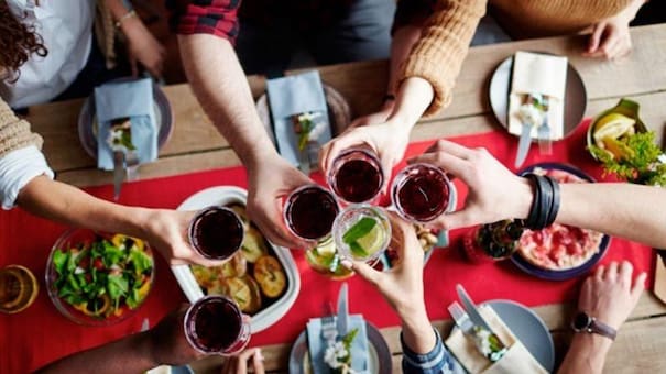 Fáciles, frescas y económicas: de Waldorf a caprese, las mejores 6 recetas de ensaladas para celebrar la Navidad