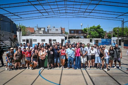 Visita de Mayra Mendoza, Facundo Tignanelli y Juan Debandi al club de Tres de Febrero que recibió una boleta de luz de un millón de pesos.