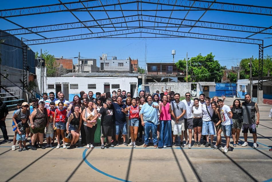 Visita de Mayra Mendoza, Facundo Tignanelli y Juan Debandi al club de Tres de Febrero que recibió una boleta de luz de un millón de pesos.
