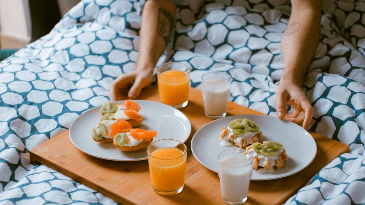 El horario del desayuno puede influir en la respuesta de la glucosa durante las primeras horas del día. Foto: Unsplash.