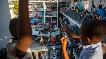 Haitianos refugiados en escuelas de Puerto Príncipe. Foto: EFE.