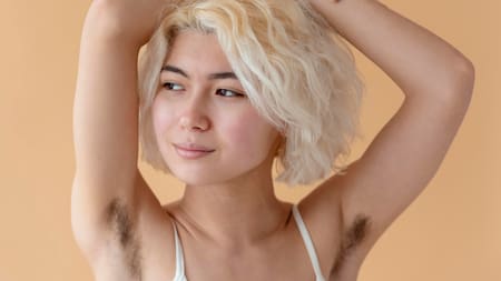 Axilas teñidas de rubio.