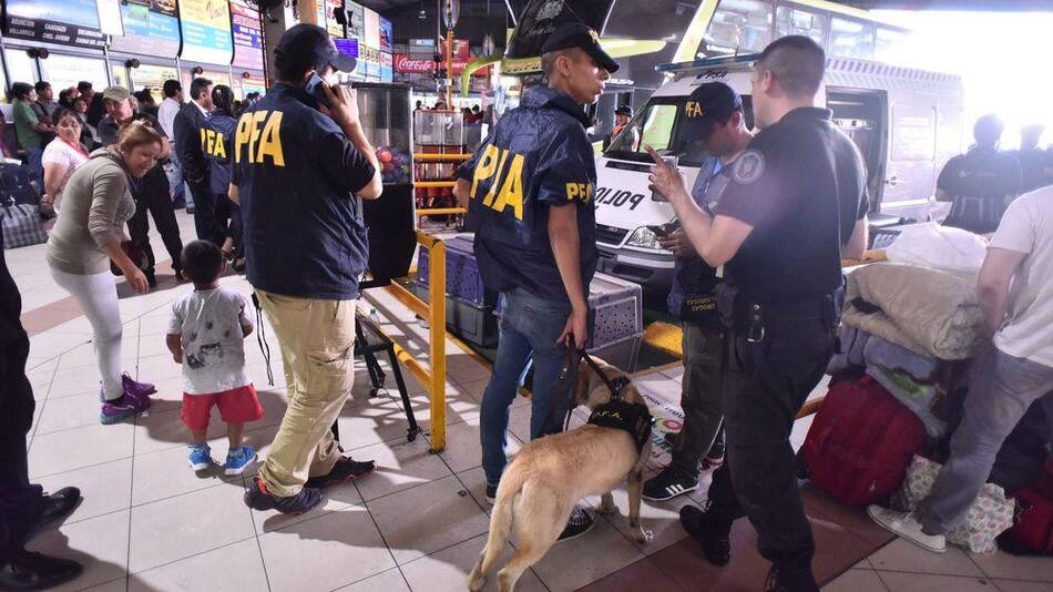 Operativo en terminal de Liniers